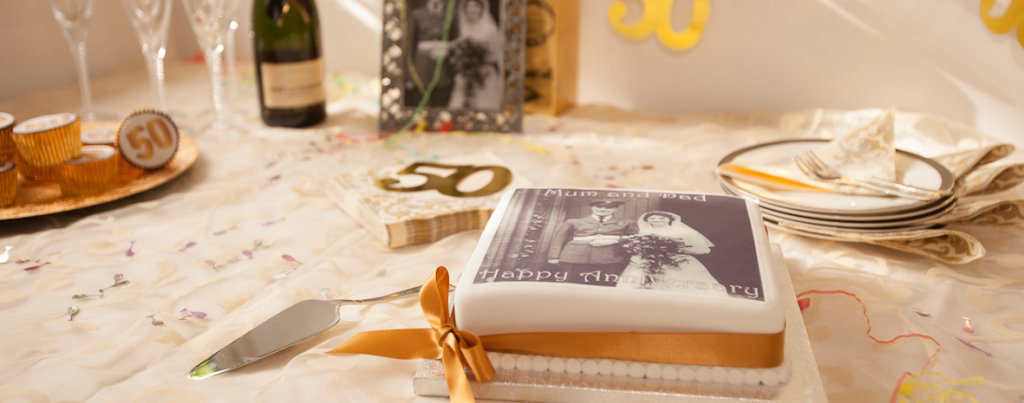 Celebrate a wedding anniversary with a photo cake