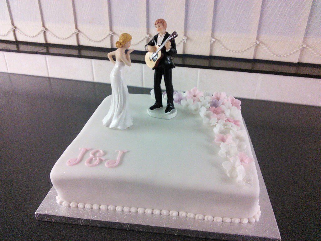 Undecorated Iced Sponge Cake to decorate yourself square 8 or 10 inch ...